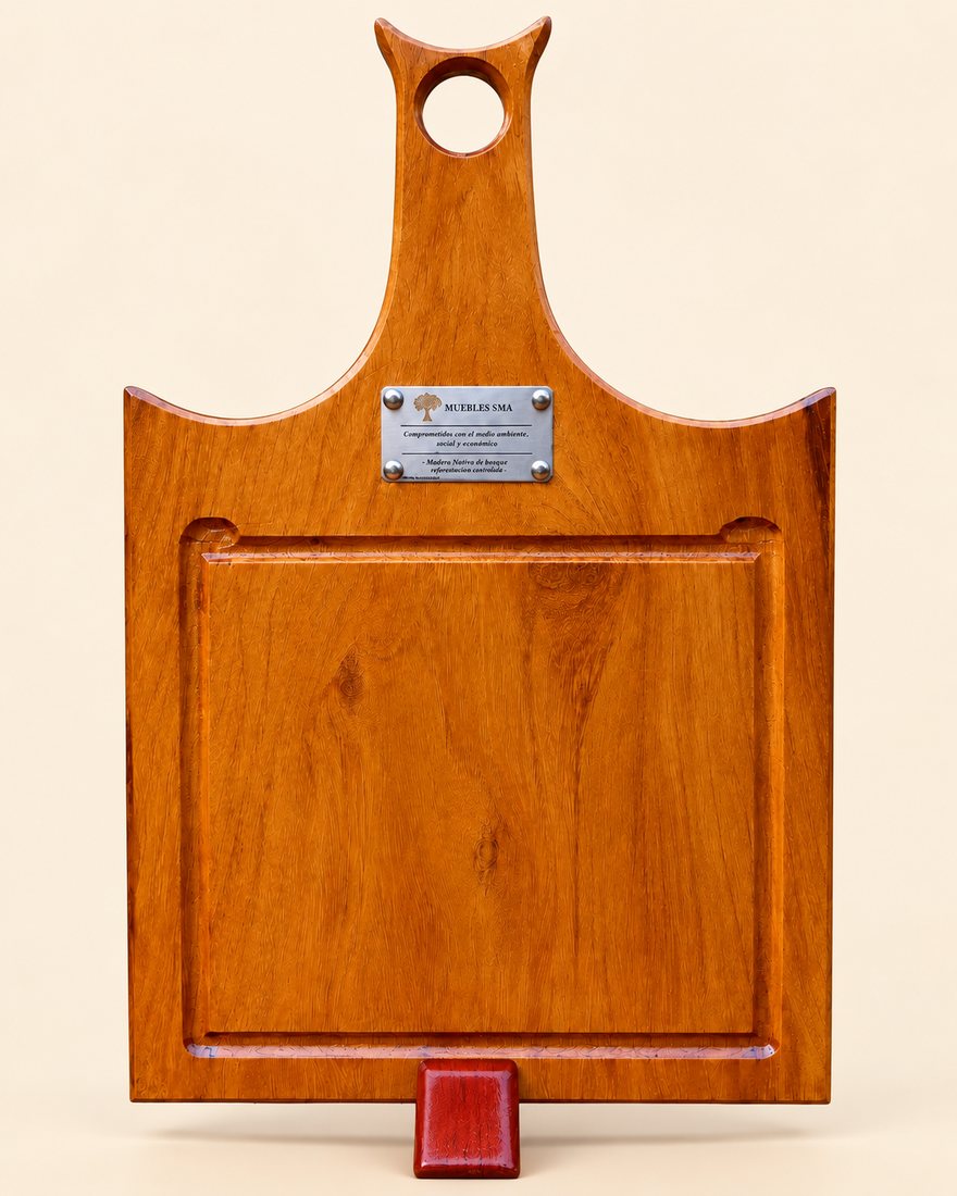 Tabla con placa grabada
